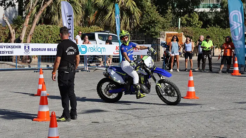 Motosiklet tutkunları teker yaktı, deniz üzerinde şovlar yapıldı