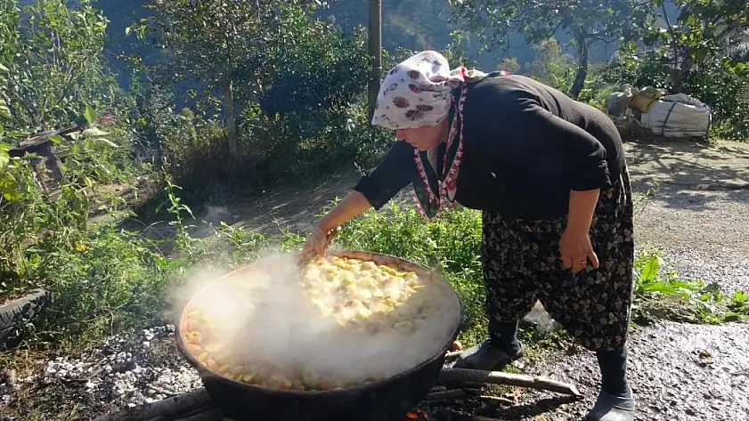Hem pekmez ihtiyaçlarını karşılıyorlar hem de kendilerine ekonomik gelir sağlıyorlar