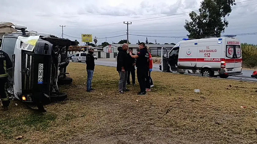 Eşya yüklü kamyonet takla attı, savrulan eşyaları sahipleri topladı