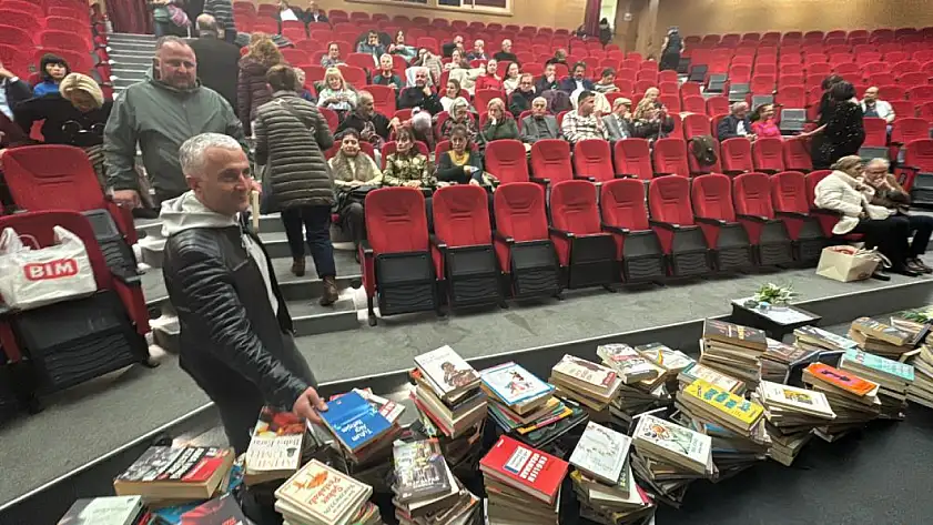 Bu konsere biletle değil, kitapla girdiler