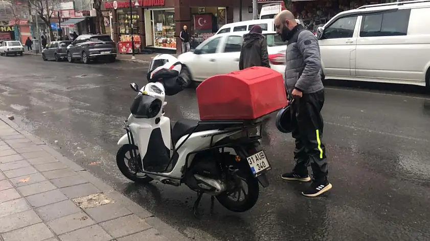 Yola fırlayan kediyi ezmemek uğruna kaza yaptı
