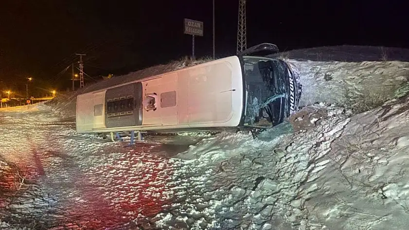 Otobüs buzlanma nedeniyle devrildi: 5 yaralı