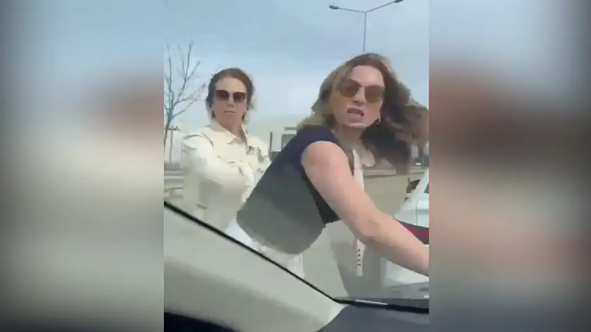 Kadın sürücüler arasındaki küfürlü kavga sosyal medyada yayıldı