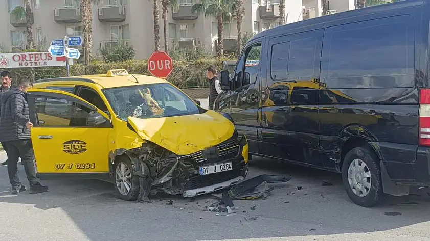 Minibüs ile ticari taksi kavşakta çarpıştı: 2'si turist 3 yaralı
