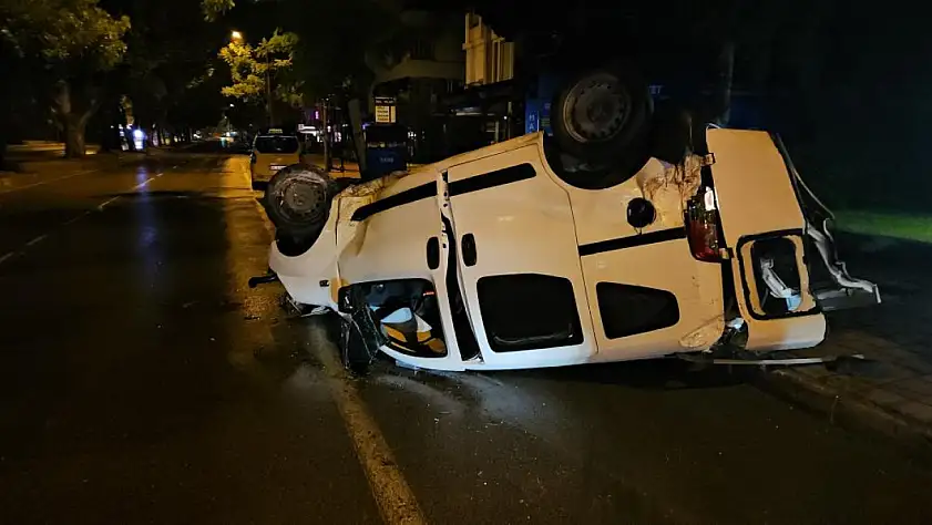 Takla atan araçtan gençler yola savruldu, arkadaşı 'Onlara bir şey olmasın ben öleyim' diye ağladı