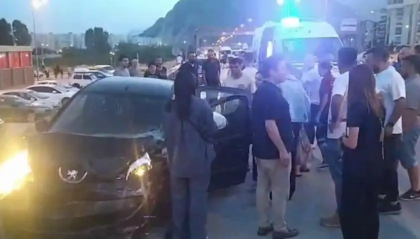 'Allah korumuş' dedirten 4 araçlı zincirleme kaza