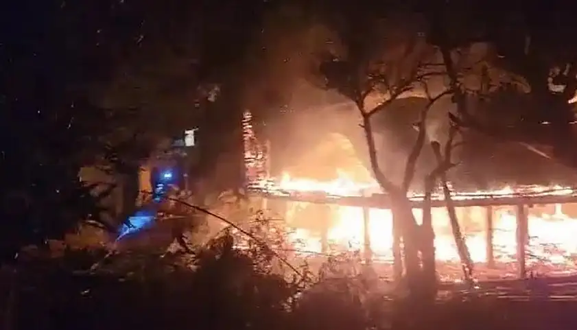 Ahşap bungalov yanarak küle döndü