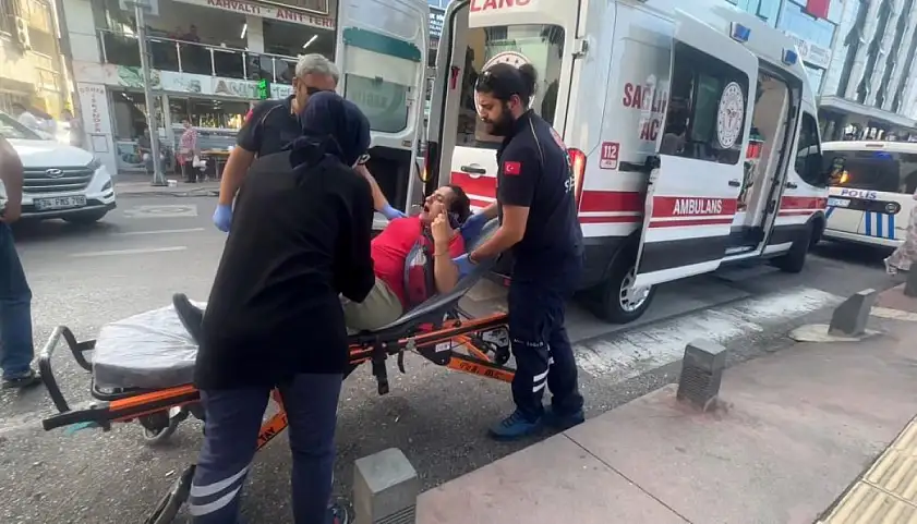 Cadde ortasında doğumu başlayan hamile kadının imdadına sağlıkçılar yetişti
