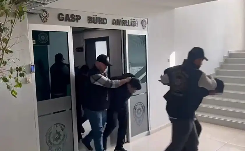 Sahte polis dehşeti: Evlerine girdiler, ellerini kelepçeleyip paraları gasbettiler