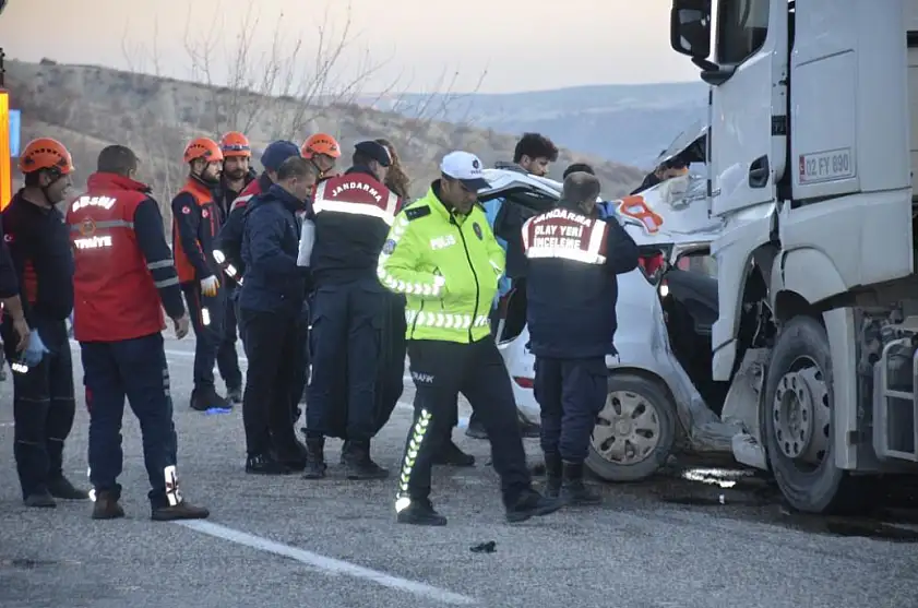 Otomobil ile yakıt tanker çarpıştı: 3 ölü, 4 yaralı