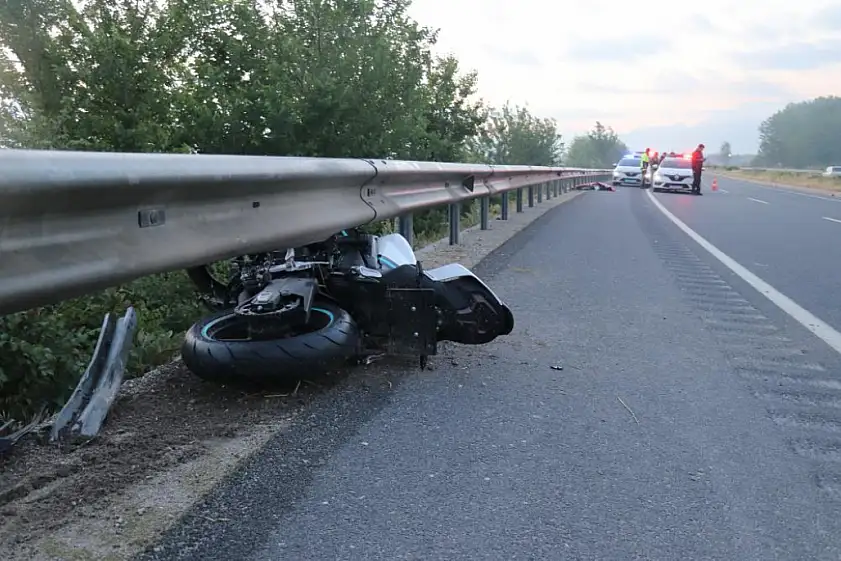 Bariyere çarparak 27 metre savrulan motosiklet sürücüsü feci şekilde can verdi