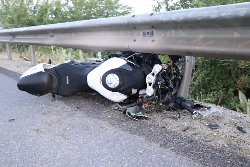 Bariyere çarparak 27 metre savrulan motosiklet sürücüsü feci şekilde can verdi