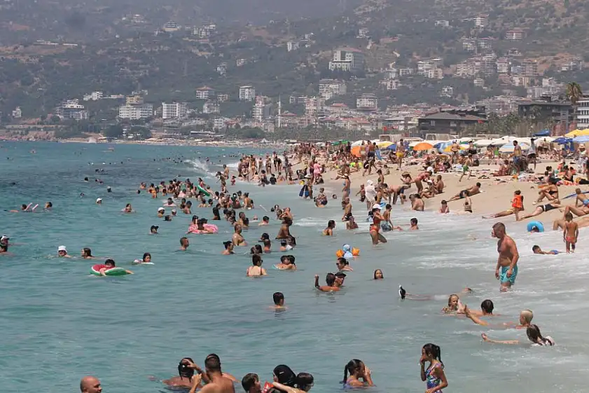 Alanya'da plajlar tıklım tıklım