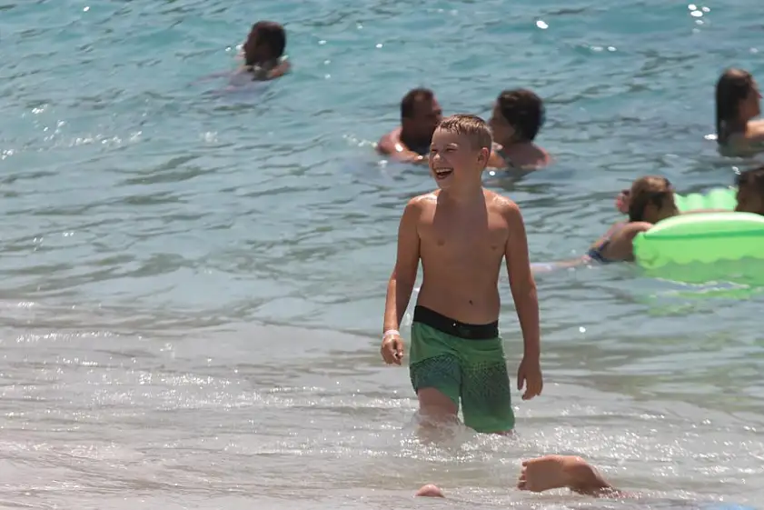 Alanya'da plajlar tıklım tıklım