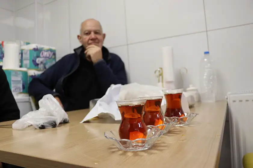 Fransa'dan motosikletiyle fakir çocuklara kalem taşıyor