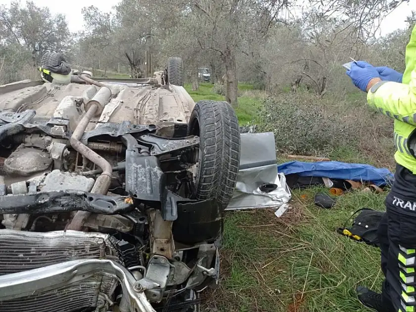 Feci kaza! Araç zeytinliğe uçtu, 2 kişi hayatını kaybetti
