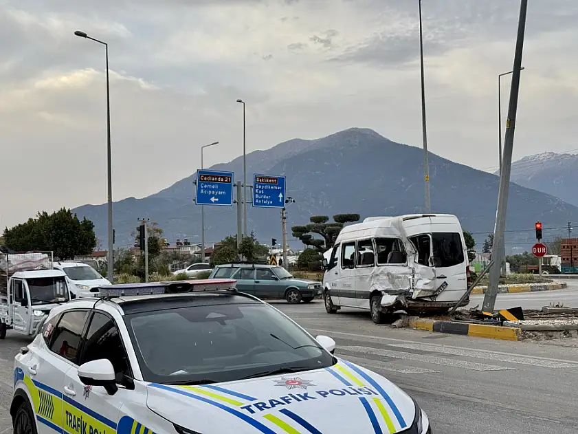 Fethiye'de kamyonla çarpışan minibüsteki 4 kişi yaralandı