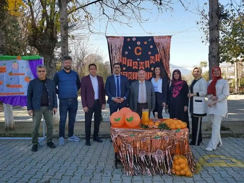 Seydikemer'de öğrencilere portakal suyu ikramı
