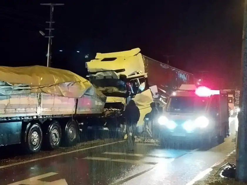 4 tır zincirleme çarpıştı 1 ölü 3 yaralı