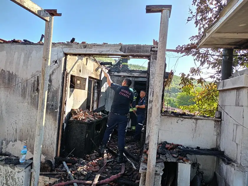 Muğla'da jandarmanın dikkati evi alevlerden kurtaramadı