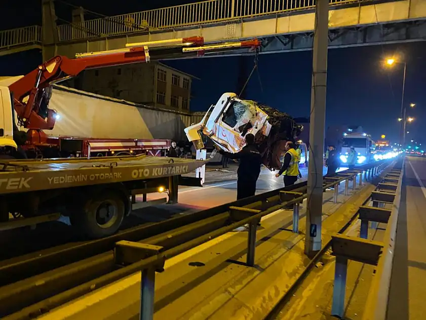2 tırın karıştığı kazada kupa koptu: Sürücü ağır yaralandı