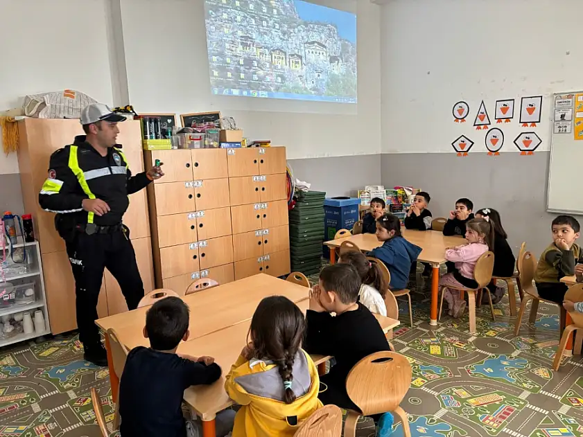 İlkokul öğrencilerine trafik bilinci eğitimi