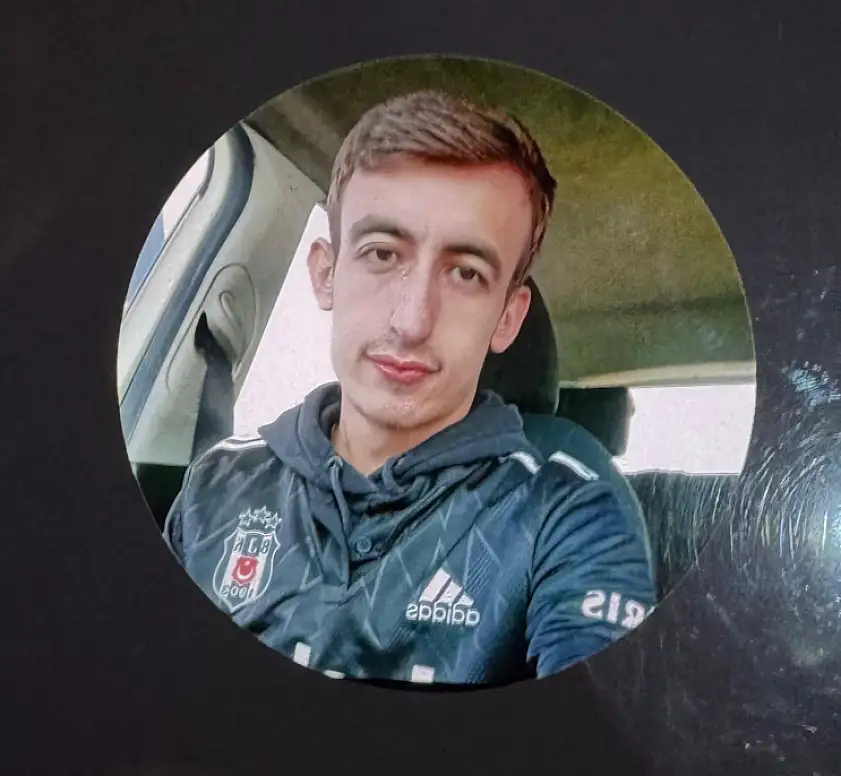 Parti dönüşü yarış yapan araç kamyonun altına girdi: 5 ölü