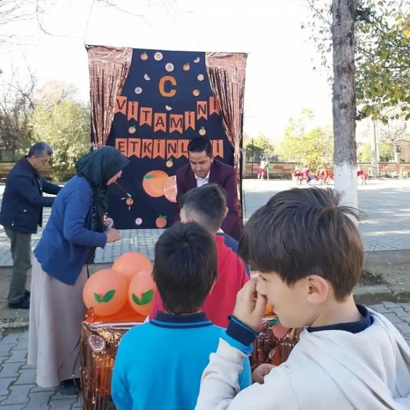 Seydikemer'de öğrencilere portakal suyu ikramı