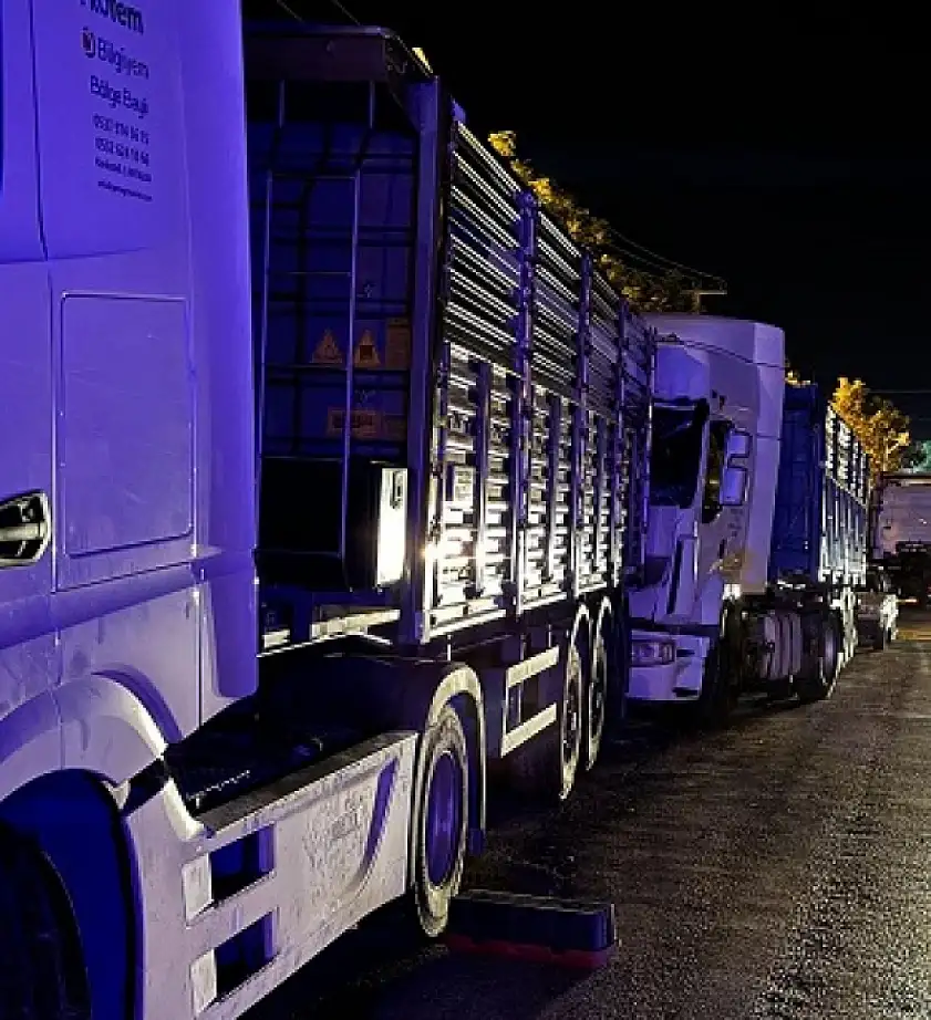 Park halindeyken freni boşalan tır 5 araca çarptı: 1 yaralı