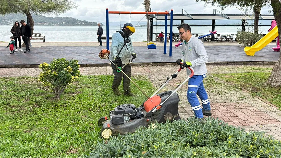 Fethiye’de 2. etap sahil bandında çim kesim çalışması