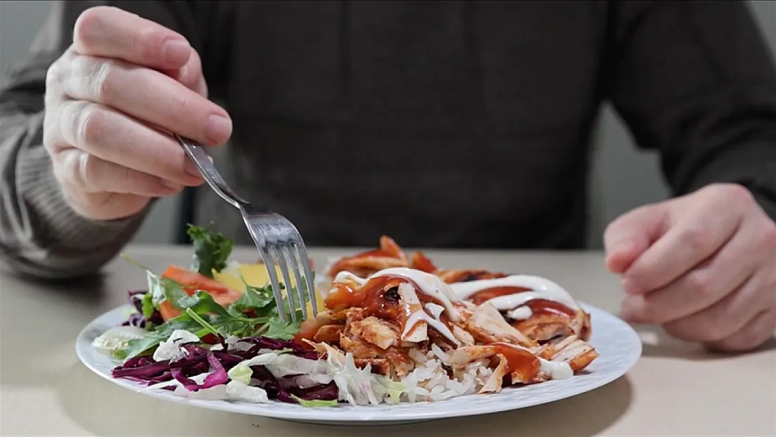 Pet şişeyi açamayan da çatalın tabakta çıkardığı sesten rahatsız olan da şikayet etti