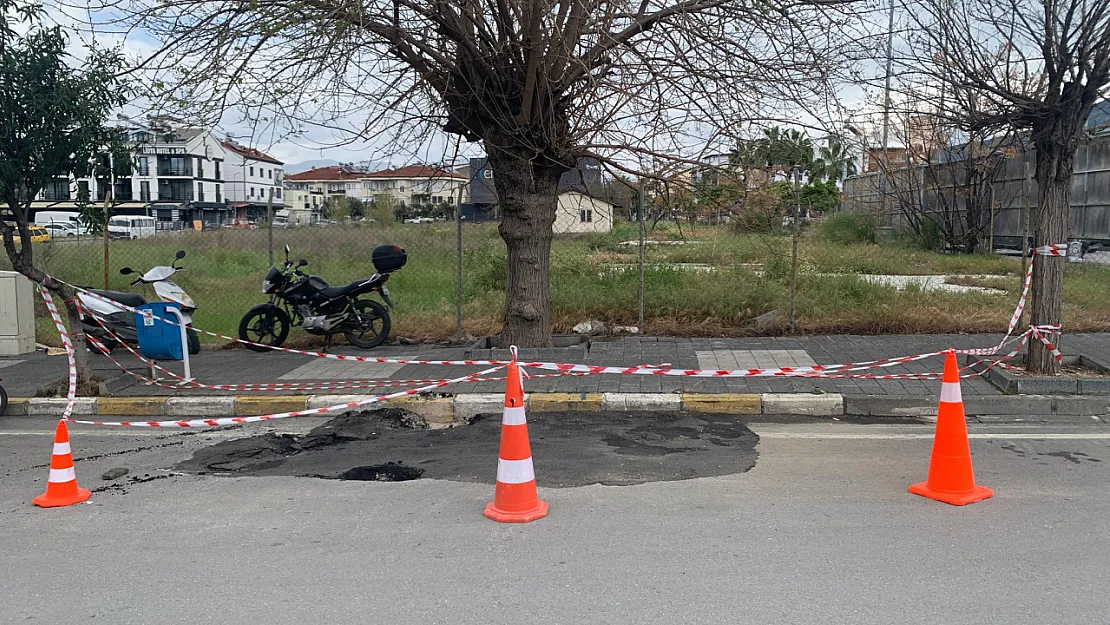 Fethiye'de 22 metrelik yolda asfalt çökmesi: Trafik kontrollü sağlanıyor