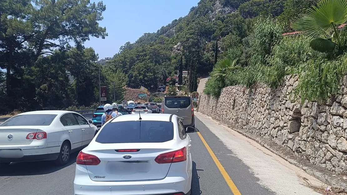 Fethiye-Ölüdeniz yolunda haftanın ilk gününde yoğun trafik
