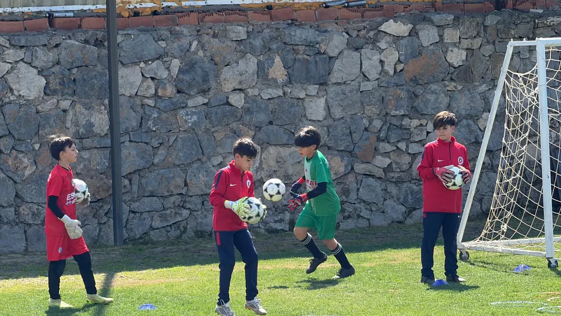 Fethiyespor'da Çocuklar Geleceğe Yetiştiriliyor