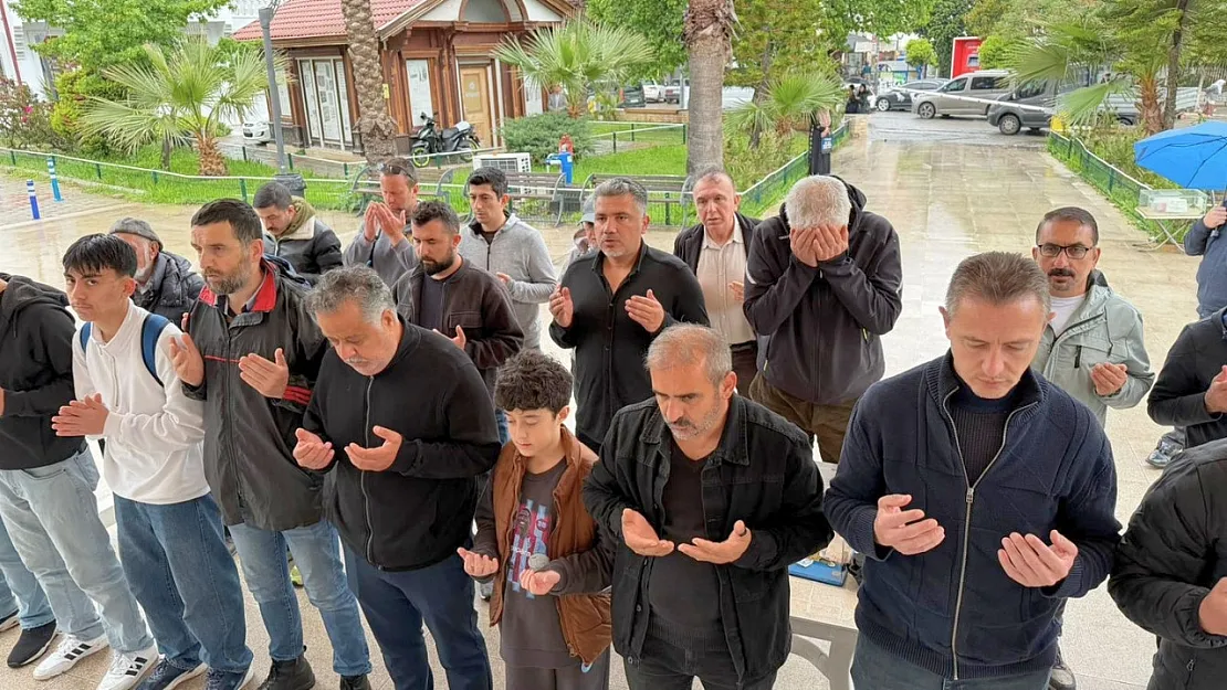 Hayatını kaybeden öğretmen ve öğrenciler için Fethiye'de gıyabi cenaze namazı