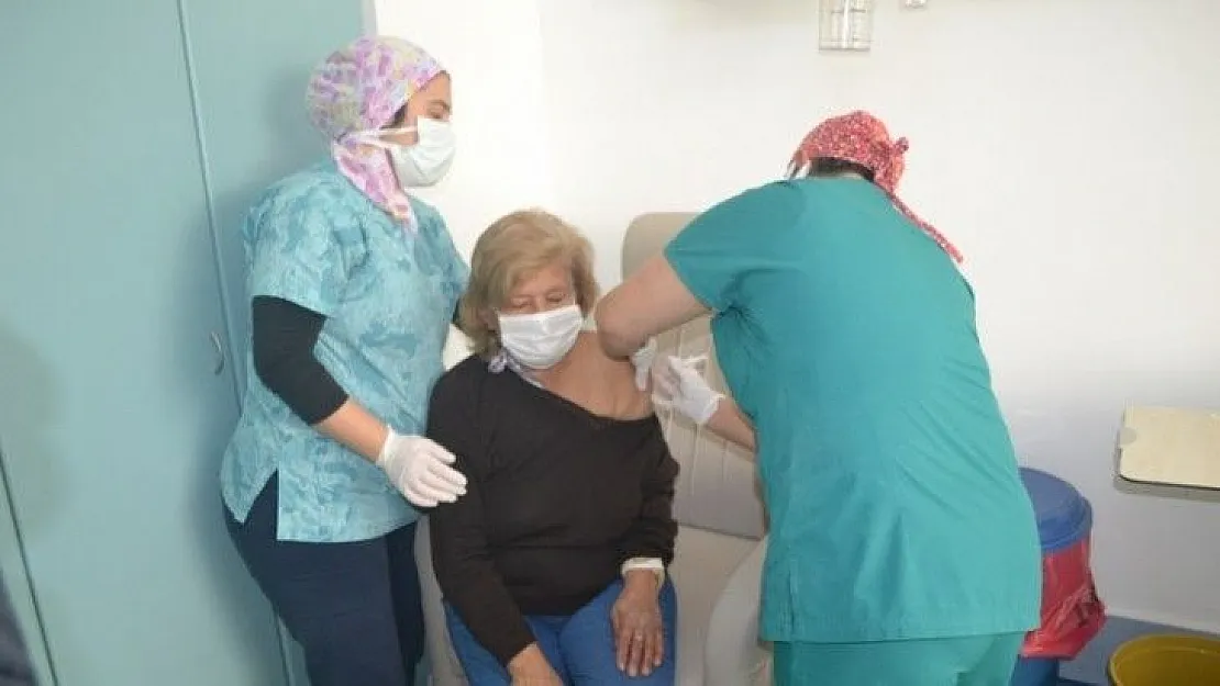 Yaşlılardan devlete aşı teşekkürü
