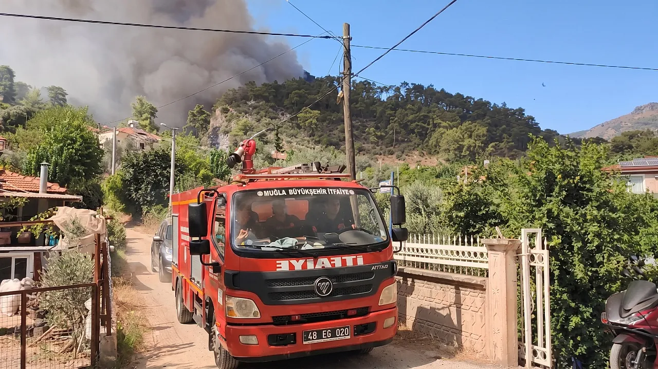 Muğla Büyükşehir ve Fethiye Belediyesi ekipleri yangın bölgesini bir an olsun yalnız bırakmadı