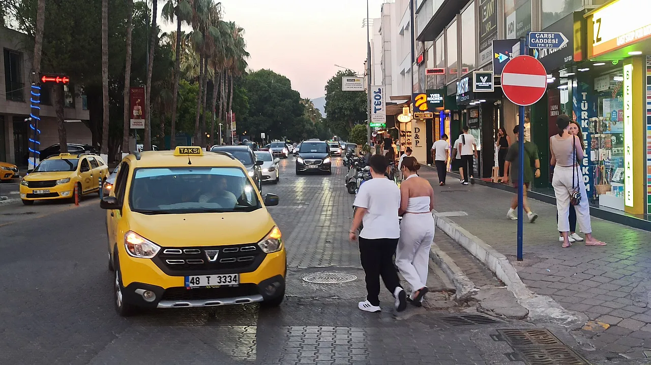 Fethiye'de Trafik Kilitlendi: Vatandaşlardan Çözüm Çağrısı