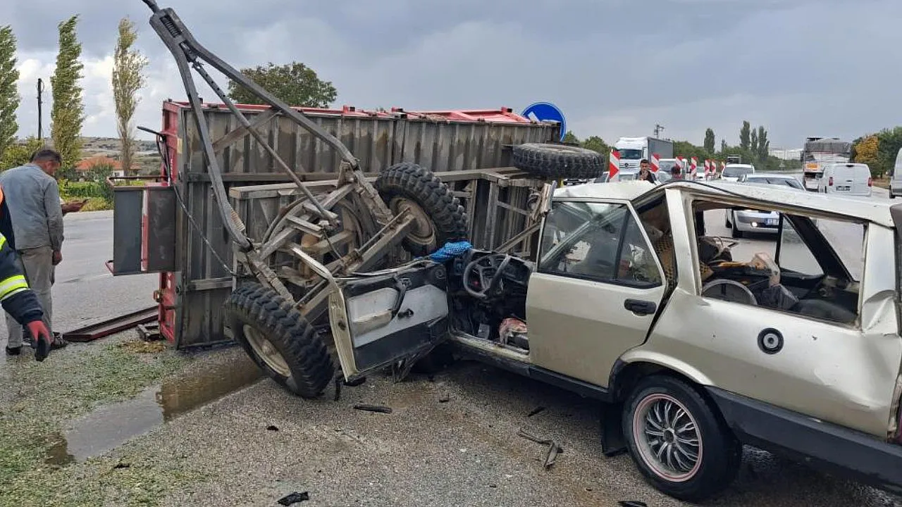 Burdur-Antalya Yolunda Traktör ve Otomobil Çarpıştı: 1 Ağır Yaralı