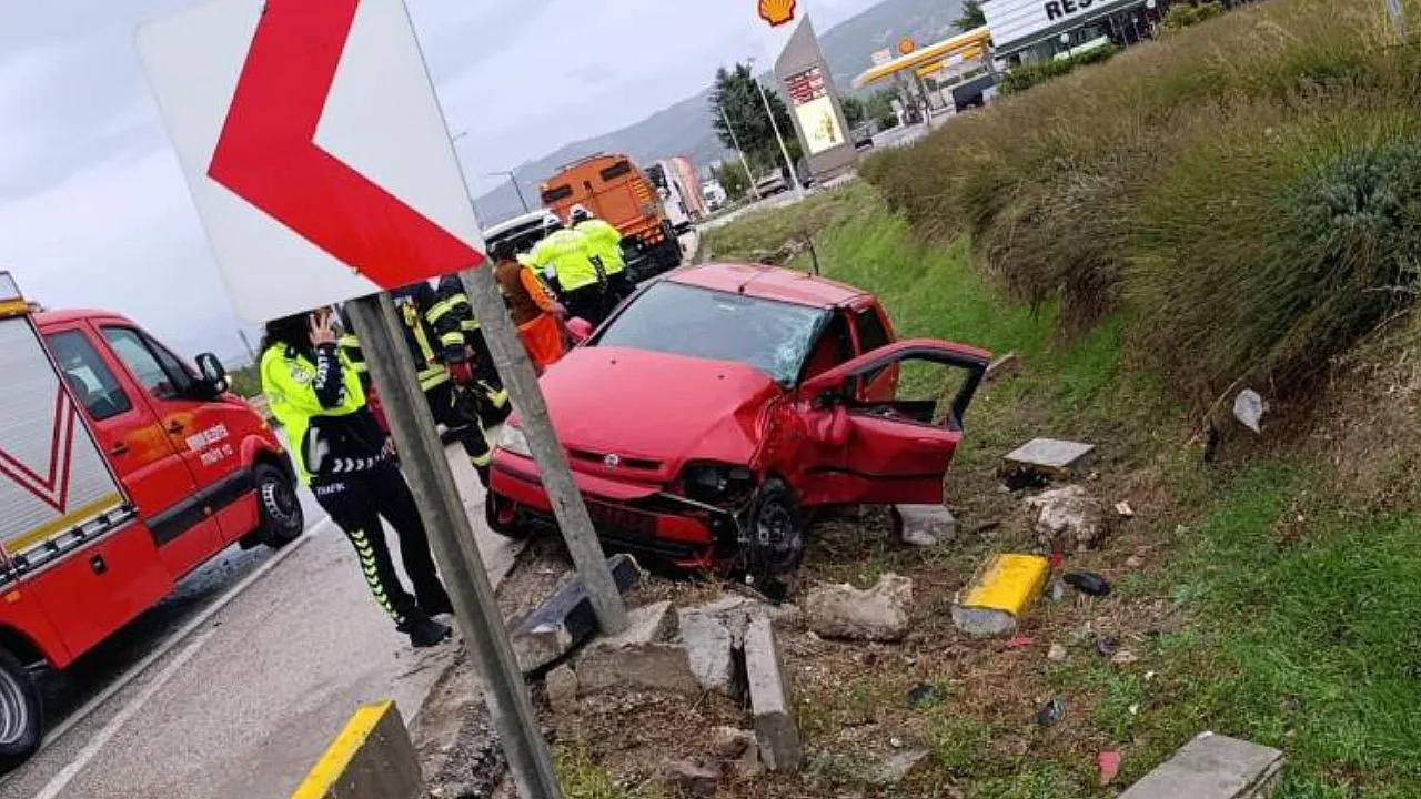 Burdur’da yolcu otobüsü ile otomobil çarpıştı: Yaralılar hastaneye kaldırıldı
