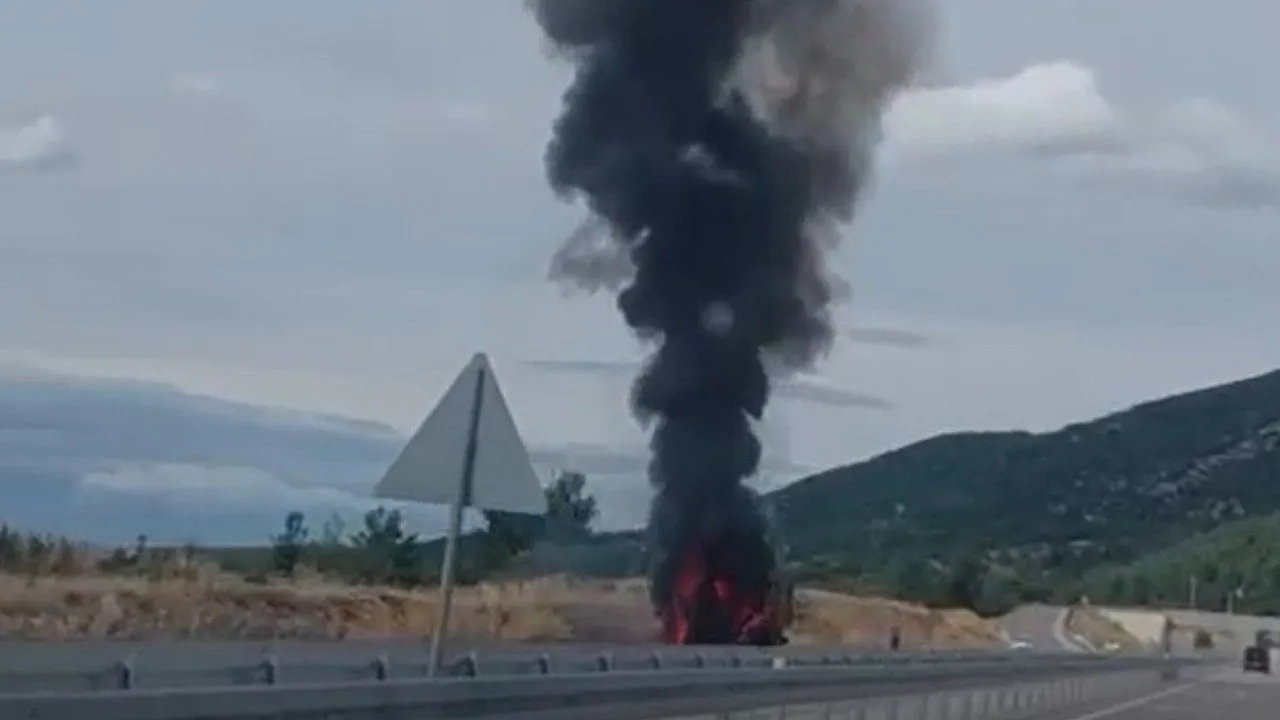 Denizli-Antalya Karayolu'nda Kamyonet Yangını: Araç Kullanılamaz Hale Geldi