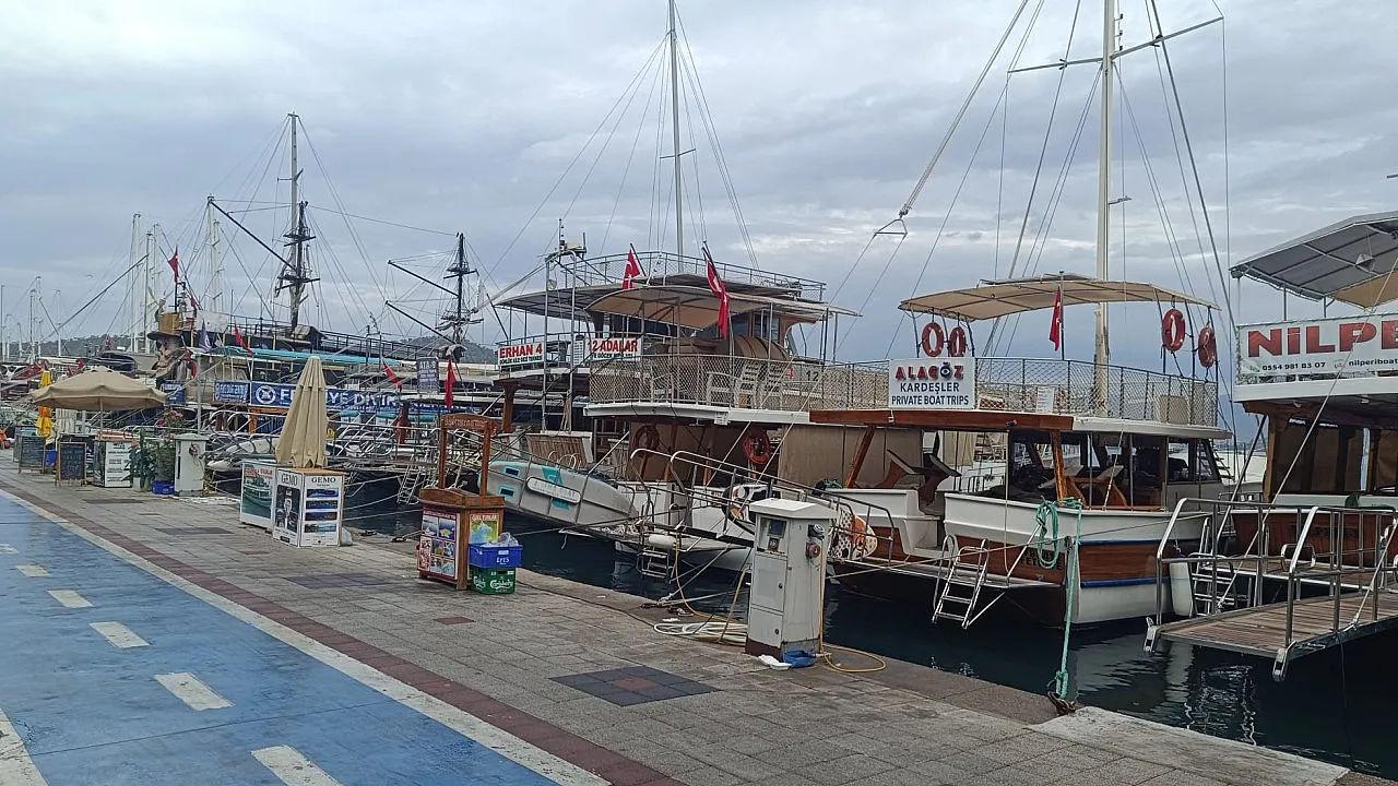 Fethiye’de gezi tekneleri olumsuz hava koşulları nedeniyle tura çıkmadı