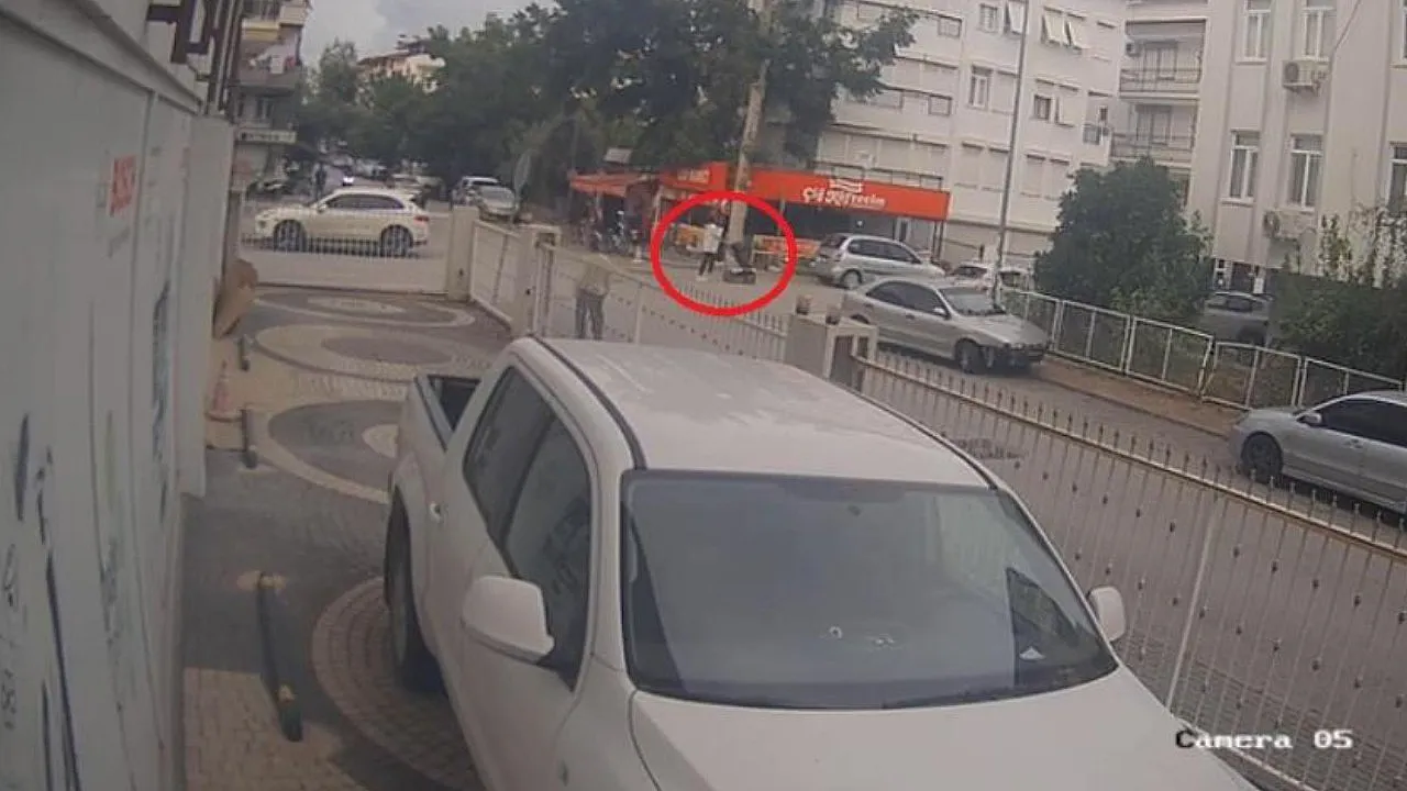 Manavgat'ta Motosiklet Kazası: Bebek Arabalı Yaya Saniyelerle Kurtuldu