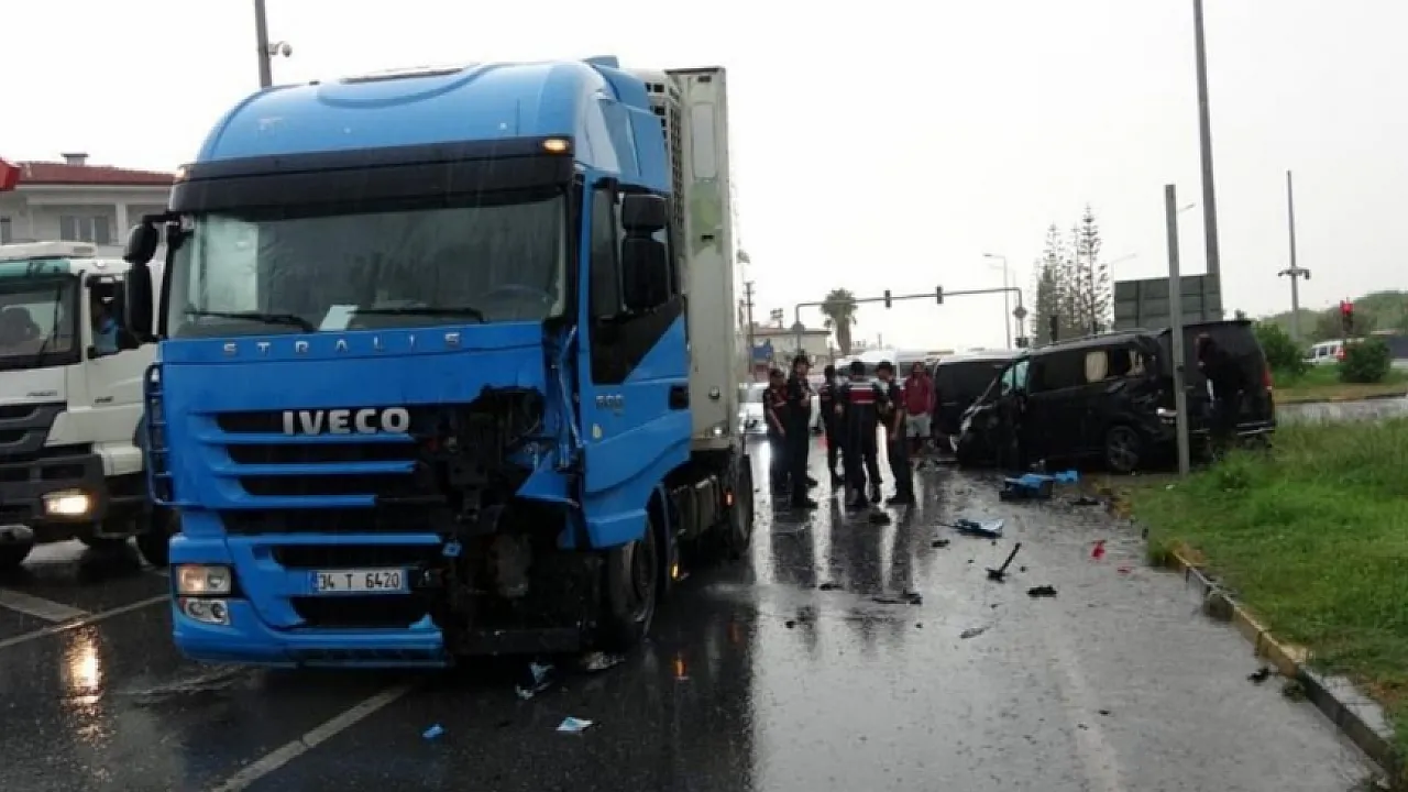 Manavgat'ta tırın çarptığı otobüslerde 3 yaralı