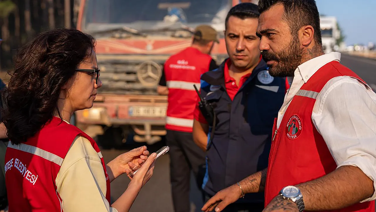 Menteşe Belediye Başkanı, yangına müdahalede bulundu