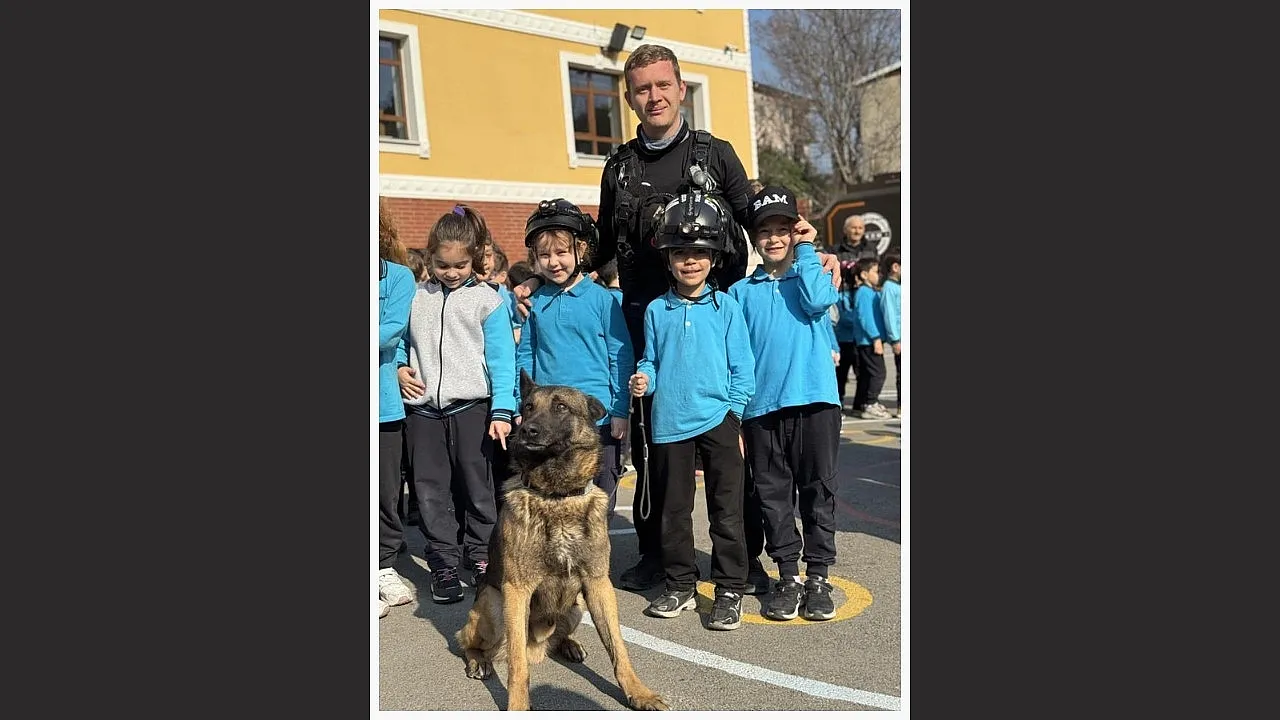 Arama kurtarma köpeği Tipo, öğrencilerin gözdesi oldu