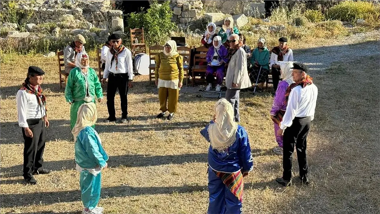Datça'da Öğrencilerden Knidos Tiyatrosu ve Halk Oyunları Gösterisi