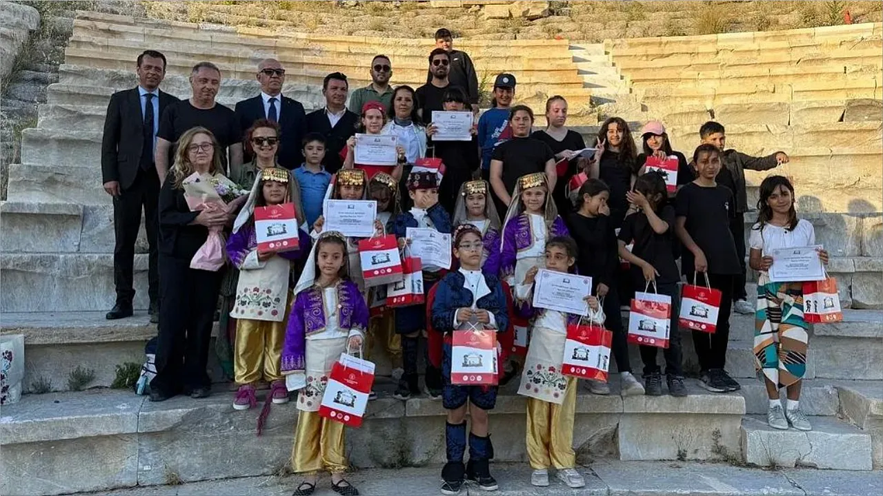 Datça'da Öğrencilerden Knidos Tiyatrosu ve Halk Oyunları Gösterisi