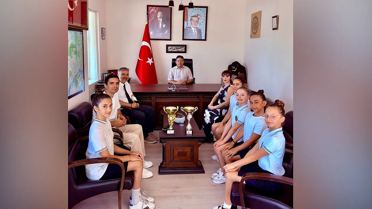 Türkiye şampiyonu jimnastikçilerden Marmaris Kaymakamı Kaya'ya ziyaret