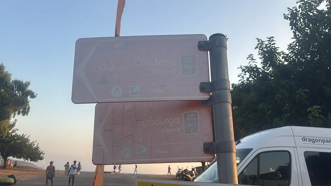 Fethiye'de Üç Dilli Yönlendirme Tabelaları İlgi Görüyor: Gözler Şimdi Ölüdeniz'de